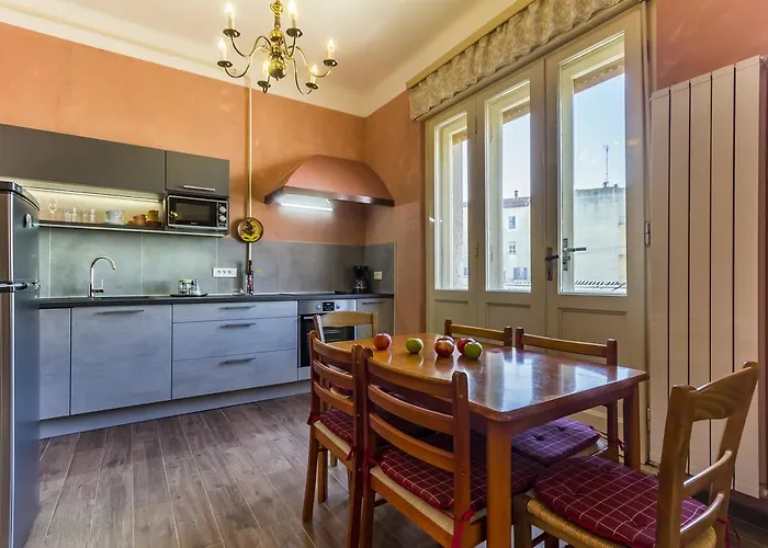Spacious & Smart Center Apartment